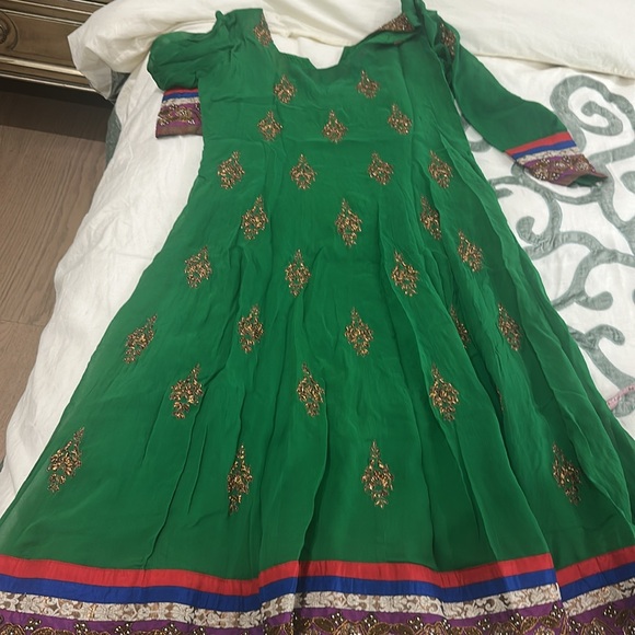 CUSTOM GREEN INDIAN CHURIDAAR PAJAMI SUIT - Picture 9 of 9